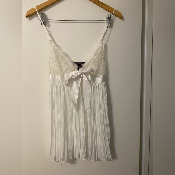 Victoria's Secret Very SexyWhite Lace Babydoll - Picture 3 of 8